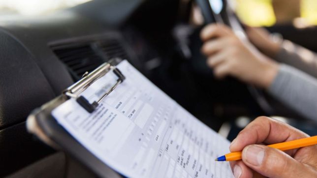 empiezan a discutir una nueva regulacion para los coches escuela de la plata