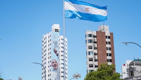 Volvieron a izar la bandera argentina en Plaza Moreno después de que se rompiera en el temporal Volvieron a izar la bandera argentina en Plaza Moreno después de que se rompiera en el temporal