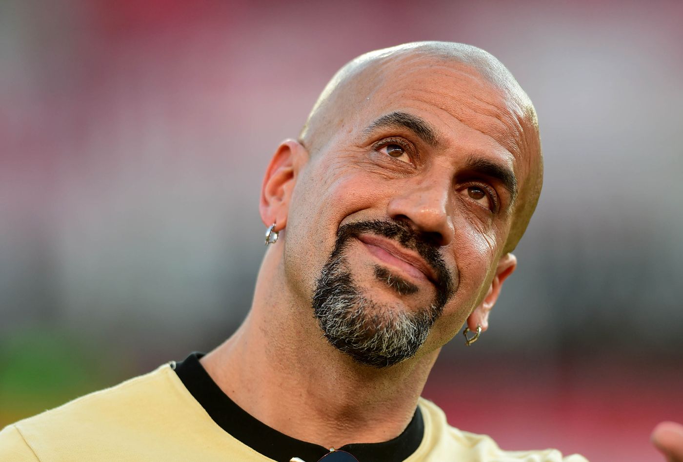 Estudiantes Instituto Verón sonrisa mira arriba.jpg