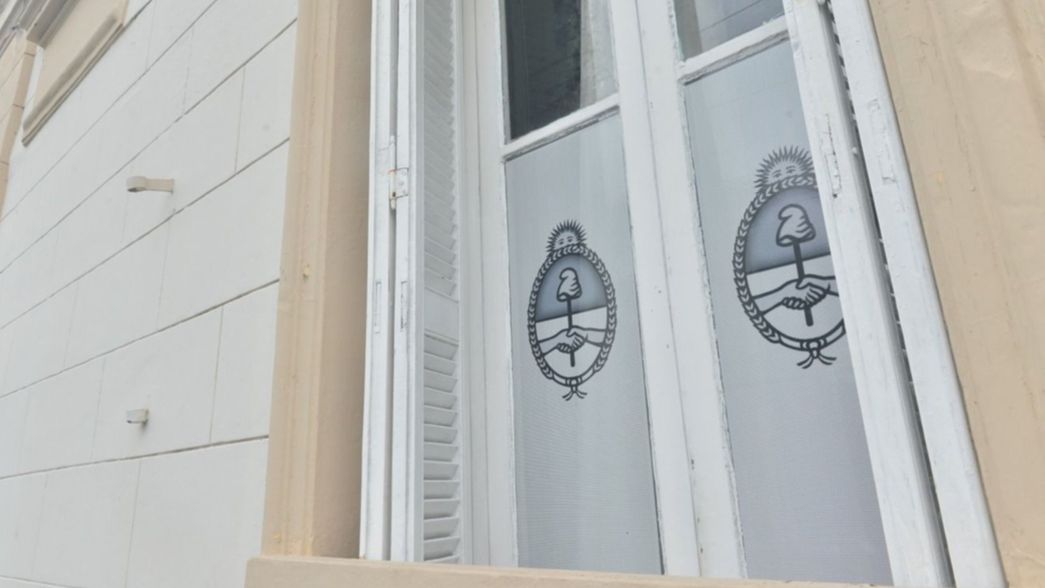 Feroz pelea en una comisaría de La Plata: ocho presos atacaron a otro en los calabozos