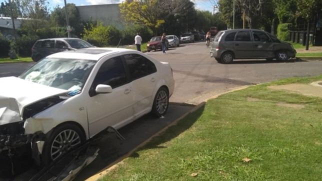 dos autos protagonizaron un impactante accidente de transito en la plata