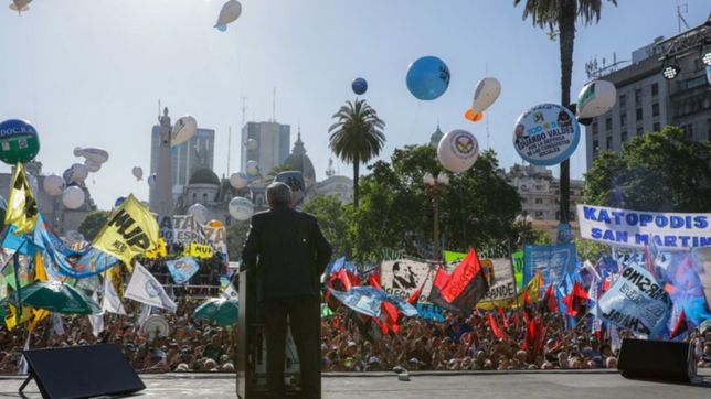 alberto fernandez en plaza de mayo: el presidente que esta aca lo eligio el pueblo