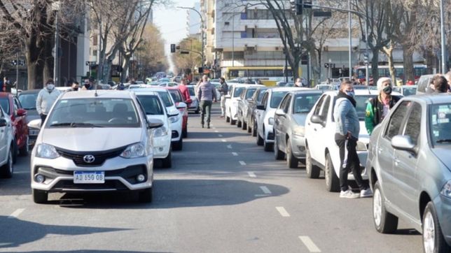 taxistas y remiseros marcharon en auto por las calles y el centro volvio a ser un caos