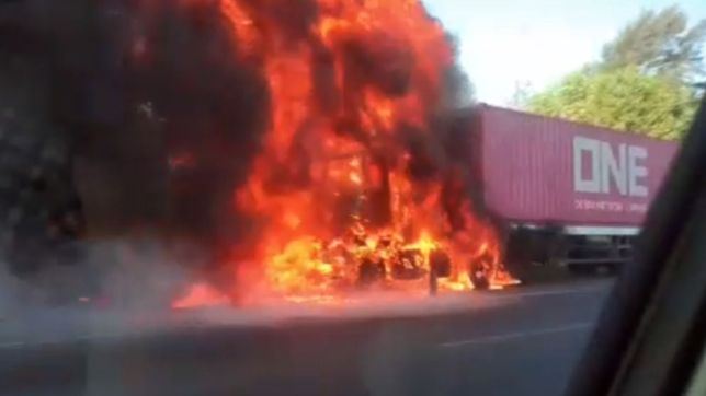 tension por el incendio de un camion en la autopista