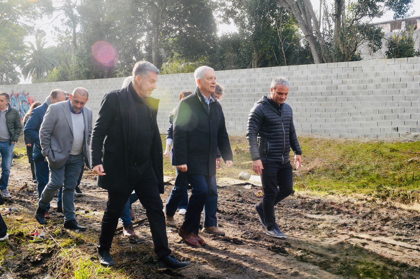 Julio Alak recorrió Hernández tras completar la relocalización de familias y anunciar la construcción de un nuevo parque lineal