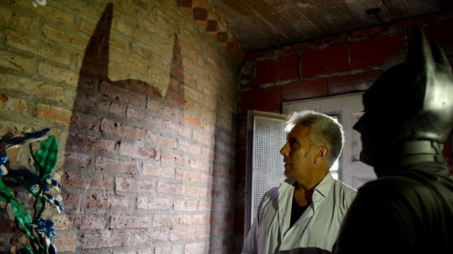 la plata tiene un nuevo batman para continuar la labor solidaria en la ciudad