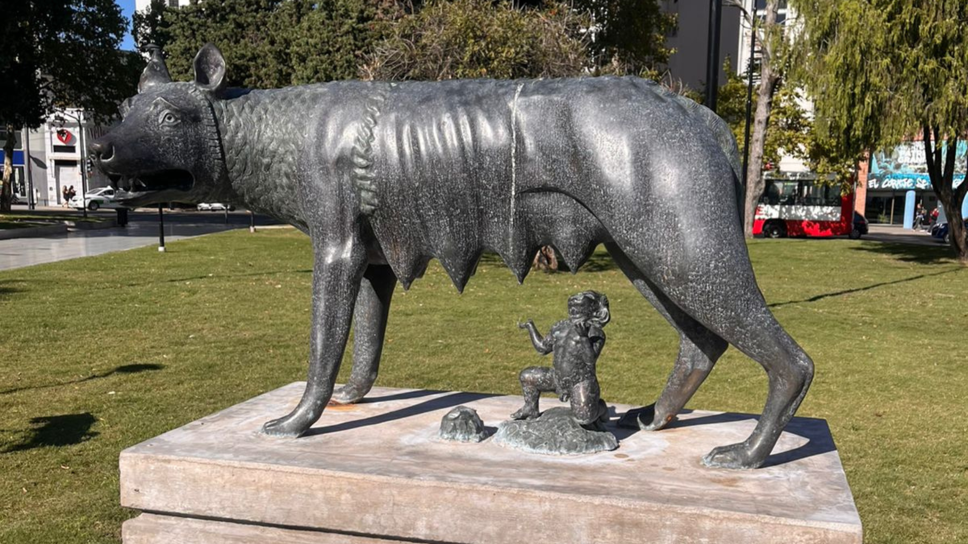 Desapareció de Plaza Italia una de las figuras de la estatua de Rómulo y Remo inaugurada en 2025