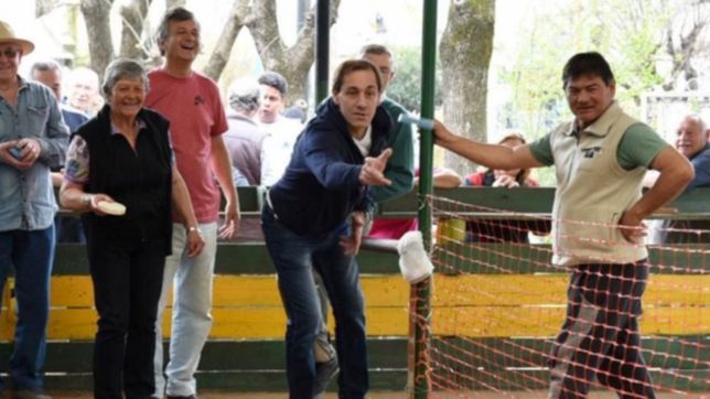 garro jugo al tejo en la inauguracion de las canchas techadas de un club de barrio de la plata
