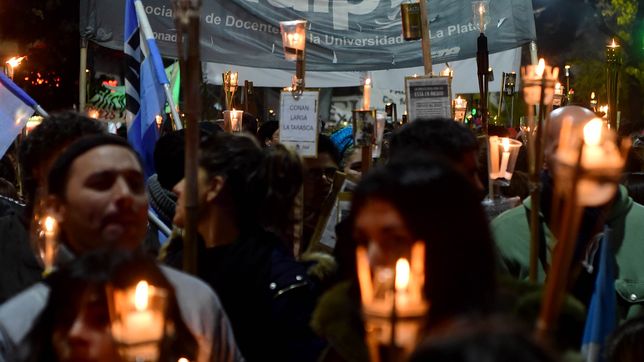 con casi una decena de facultades tomadas, llega una nueva marcha de antorchas en la previa al paro