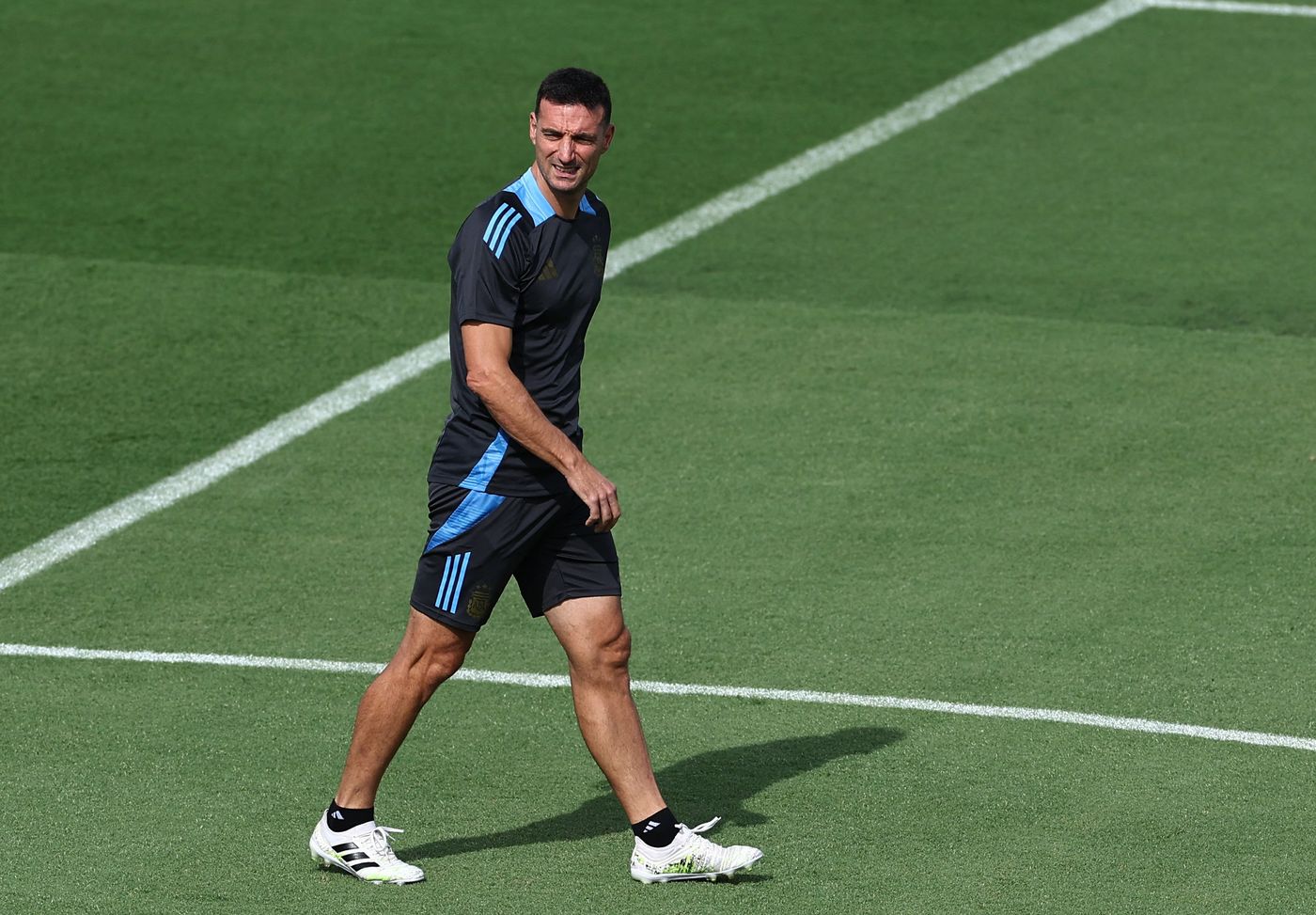 Lionel Scaloni patea el tablero frente a Jordania.
