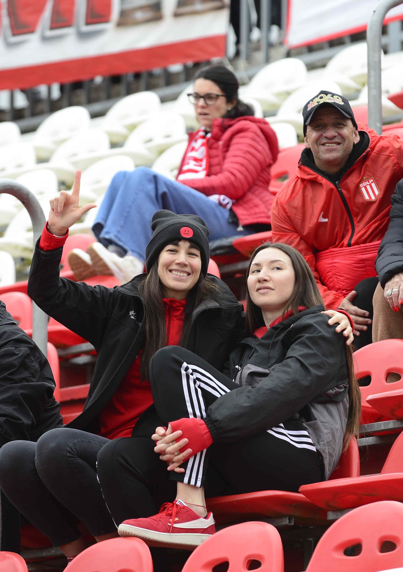 Hinchas Estudiantes UNO Clásico