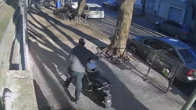 robo una moto en el centro de la plata a plena luz del dia y quedo grabado por las camaras de seguridad