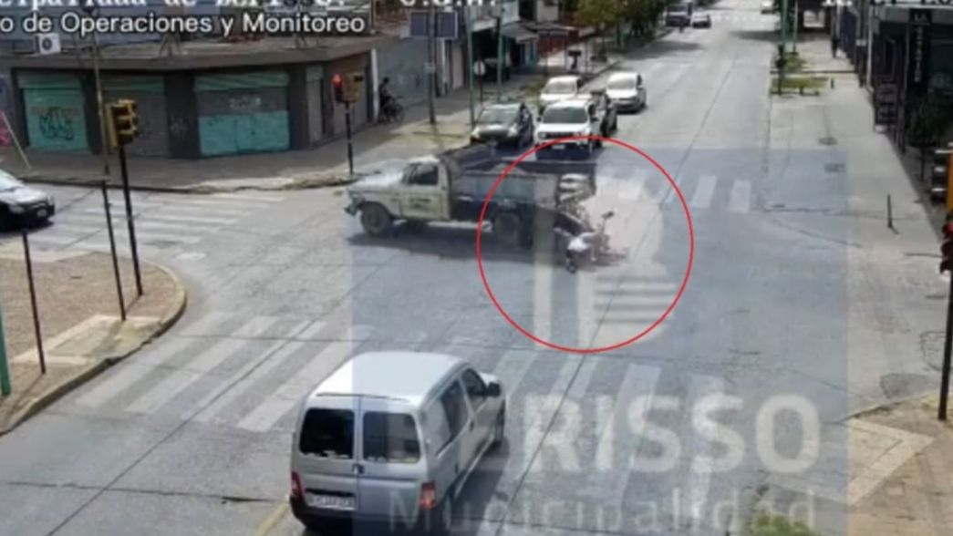 VIDEO: Cruzó en rojo, chocó contra una camioneta y voló por los aires en Berisso