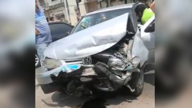 video: brutal choque entre un patrullero y un auto en camino belgrano