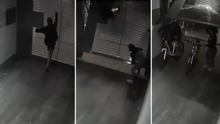 Una pareja de ladrones atacó un edificio de La Plata, robó bicicletas y quedó filmada