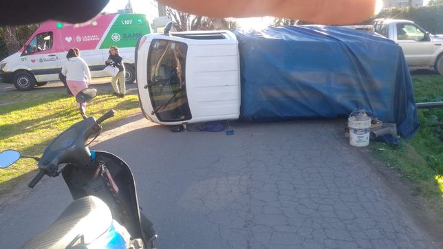 espectacular choque y vuelco en city bell termino con un hombre herido