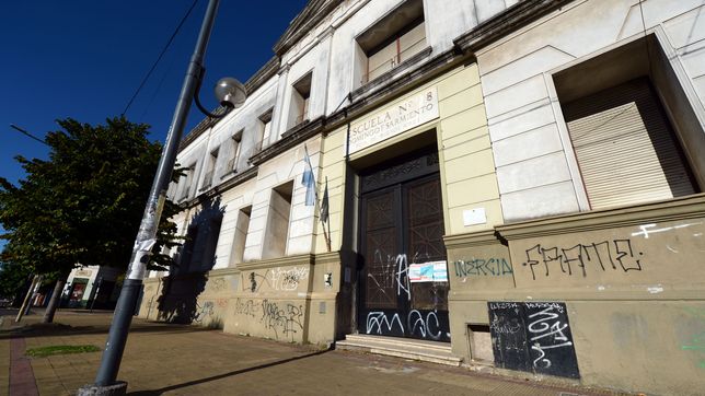 un nene fue embestido por un auto en la puerta de una escuela de la plata y termino internado