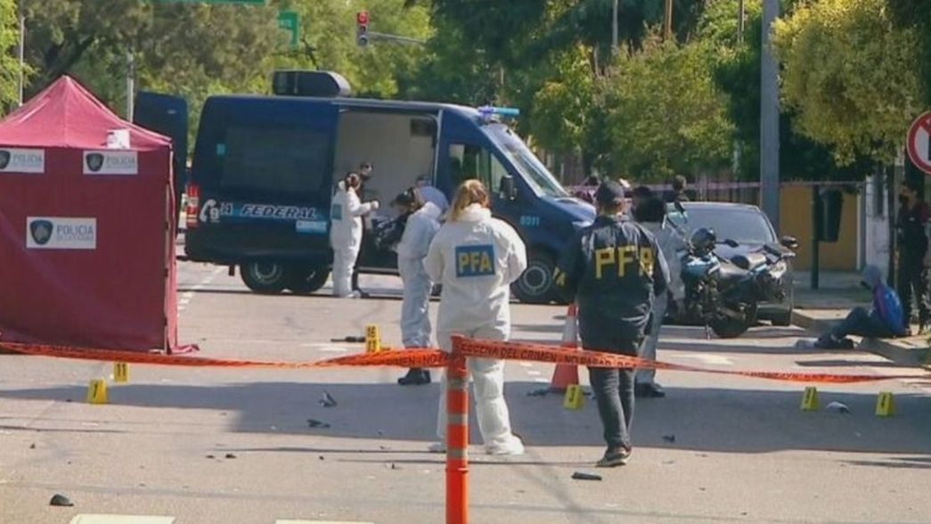 Motochorros atropellaron y mataron a un policía: uno de los delincuentes también murió