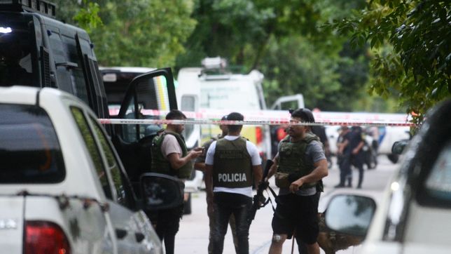 una mujer se atrinchero en su casa, estaria armada y el grupo halcon intenta calmarla