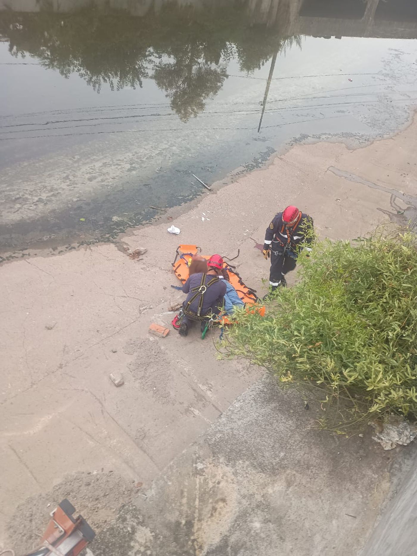 Personal de rescate trabajando en el Arroyo El Gato de La Plata