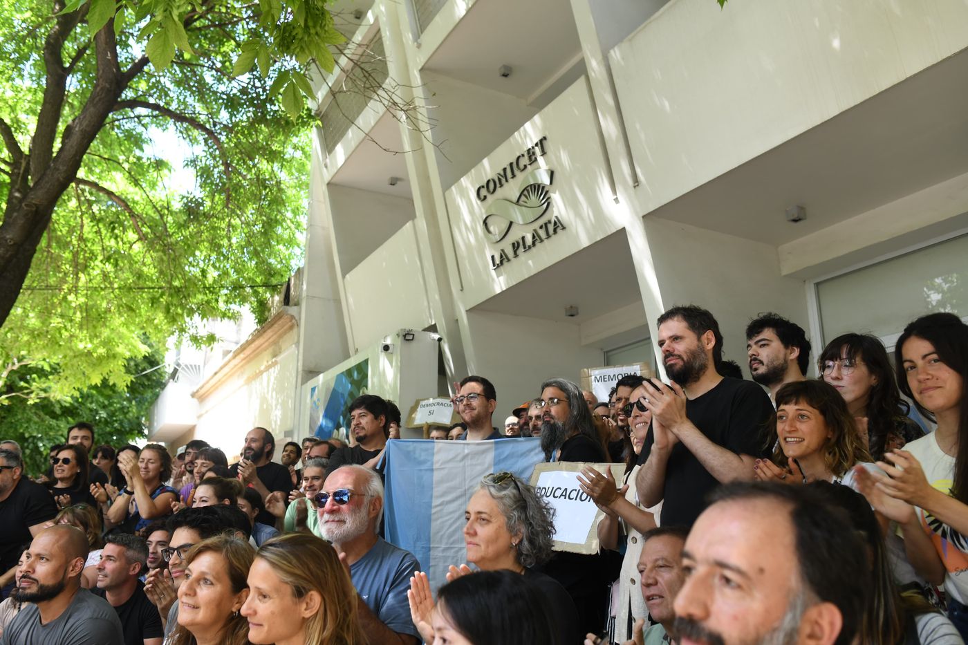 Abrazo al Conicet(9).jpeg