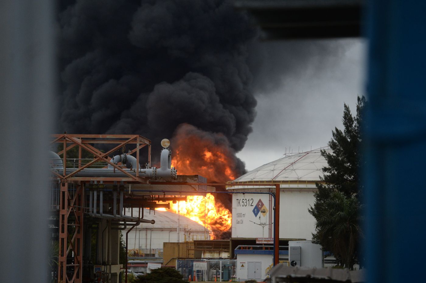 Incendio en la refinería de YPF (6).jpg