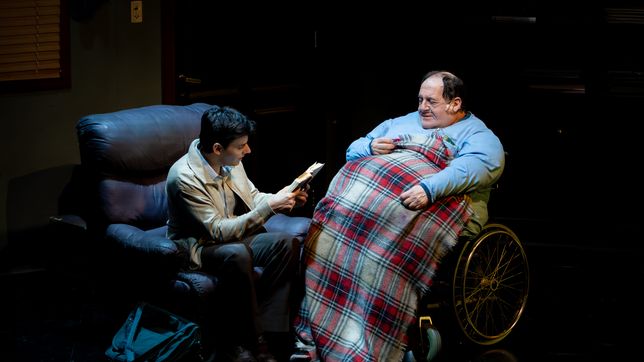 julio chavez llega al coliseo podesta con su renombrada obra la ballena