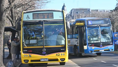 Atacaron a piedrazos un micro de la Línea Este y los pasajeros reclaman por más controles Atacaron a piedrazos un micro de la Línea Este y los pasajeros reclaman por más controles