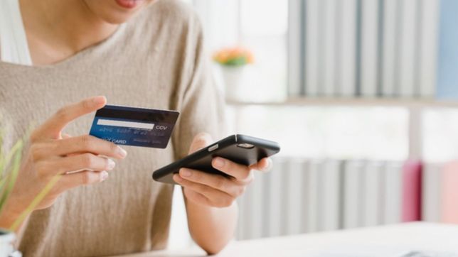 la afip ajusto el cepo para poder hacer compras online en dolares en el exterior