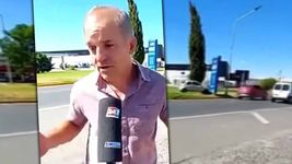 un funcionario hablaba de un totem de transito justo cuando un auto lo choco un funcionario hablaba de un totem de transito justo cuando un auto lo choco