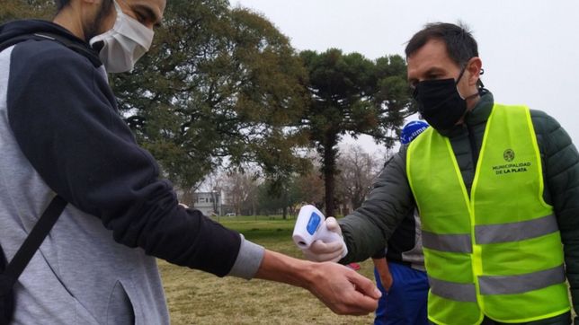 quieren crear un bono para los municipales que controlan la cuarentena en la plata