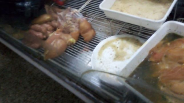 clausuraron un autoservicio en tolosa que tenia las pechugas de pollo todas podridas