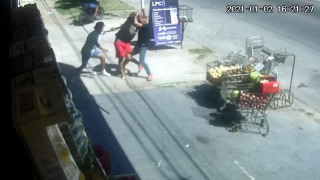 VIDEO: Enfrentó a un ladrón y le gatillaron en la cabeza, pero no salió el tiro