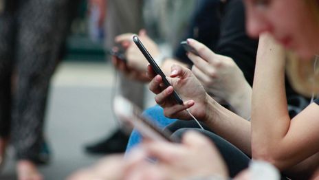Patricia Bullrich presentó la Línea *910 para bloquear celulares robados en Argentina