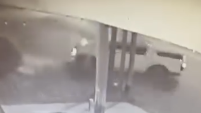 manejaba borracho por las calles de la plata, perdio el control y casi destruye una casa