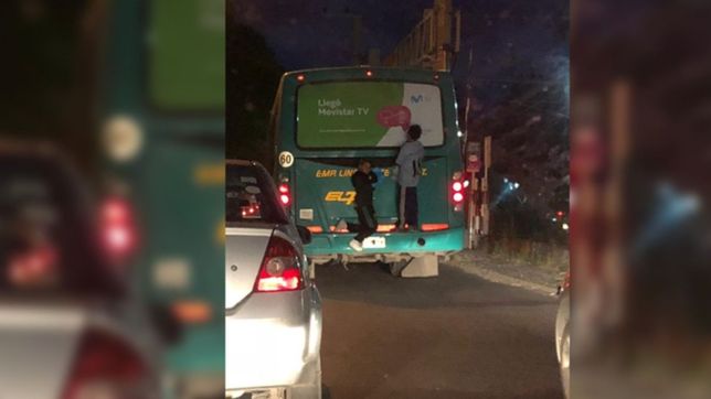 se van a matar, la suplica de un platense por los chicos que viajan colgados del micro