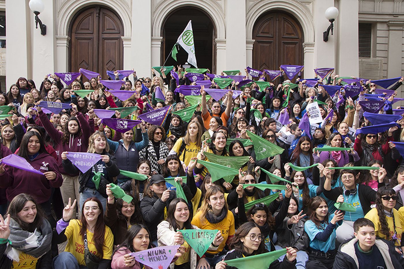 La comunidad universitaria realizó un pañuelazo en las escalinatas del Rectorado en la previa a la marcha del 3J La comunidad universitaria realizó un pañuelazo en las escalinatas del Rectorado en la previa a la marcha del 3J