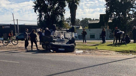 Impactante vuelco de una camioneta en La Plata, cerca del Parque Ecológico Impactante vuelco de una camioneta en La Plata, cerca del Parque Ecológico