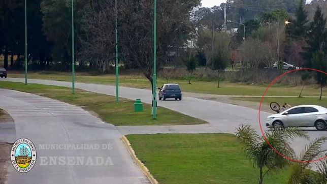 video: un ciclista volo por los aires tras ser atropellado por un auto en ensenada