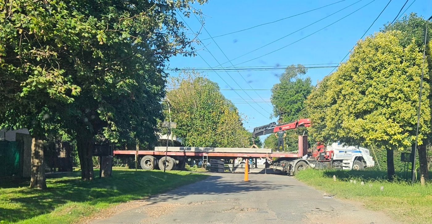 Camion cayó a la cuneta en City Bell.jpeg