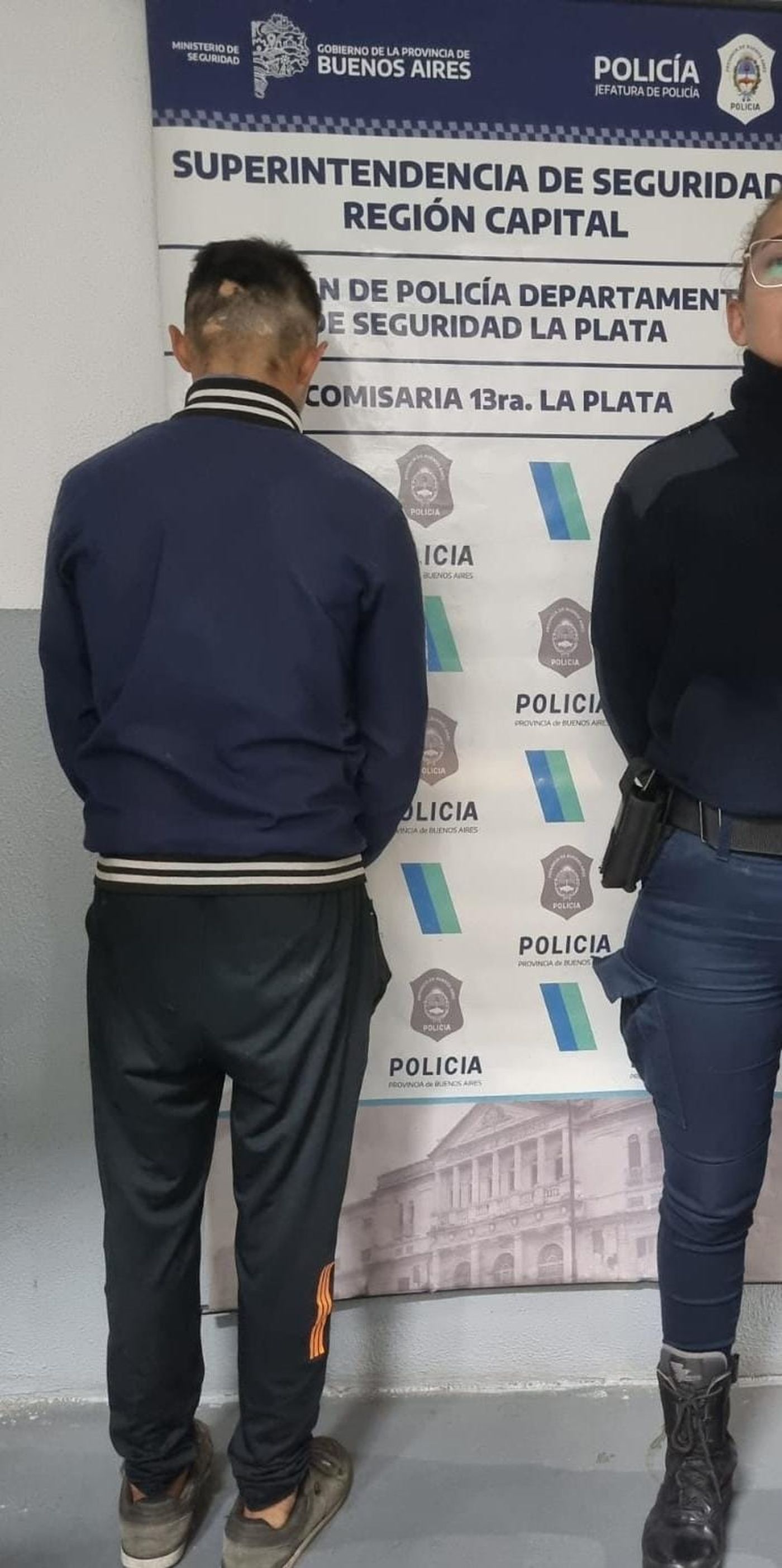 La policía detuvo a un adolescente de La Plata por mostrarle sus genitales a la maestra.