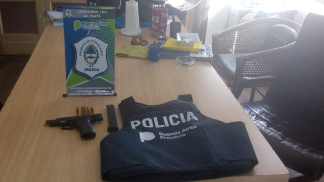Escapó de un control, se refugió en la casa de un amigo y le encontraron un chaleco antibalas robado