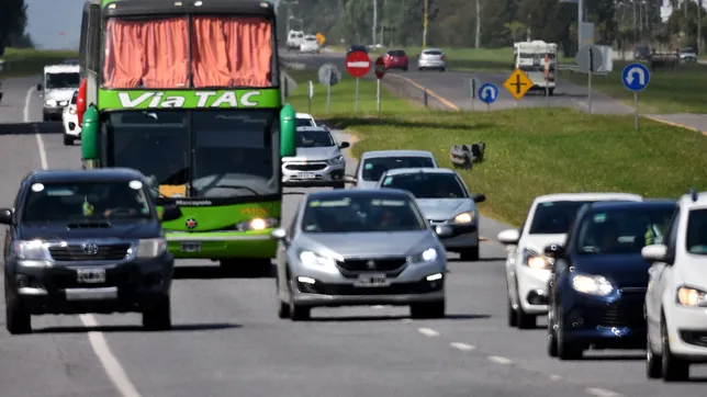 un micro de larga distancia y un automovilista fueron sancionados por maniobras prohibidas en ruta 11