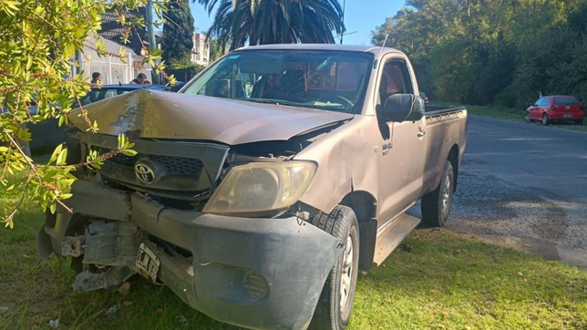 una camioneta choco un poste en san carlos y una luminaria cayo sobre otro auto que circulaba por la zona