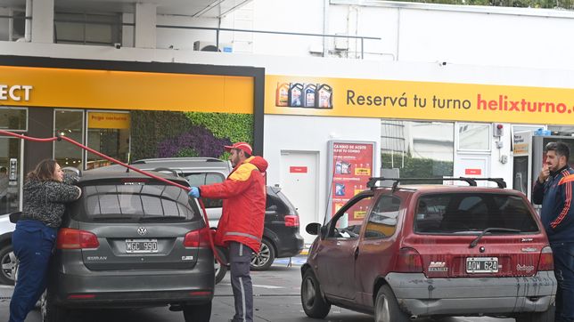 las petroleras se sumaron a ypf y shell y axion tambien bajaron el precio de los combustibles