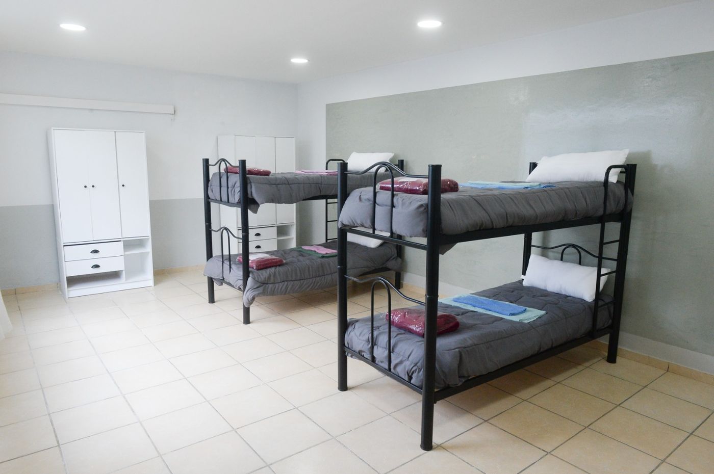 Una de las ahabitaciones para alojar a los niños, niñas y adolescentes que ingresen al centro.