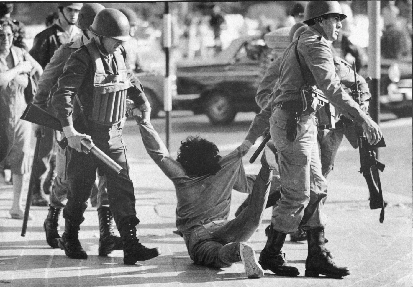 Una imagen conocida y repetida, que grafica el clima represivo instaurado por la dictadura en la Argentina a partir del 24 de marzo de 1976