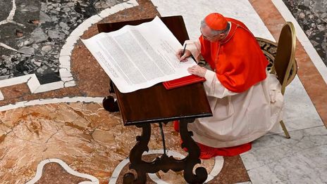 ¿Qué dice el Rogito, el documento en latín que resume el papado de Francisco y fue colocado en su ataúd?