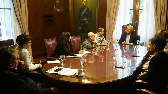 julio alak se reunio con las nuevas autoridades de amia la plata