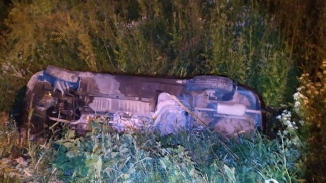 espectacular accidente en la region: volco en un zanjon y termino herido